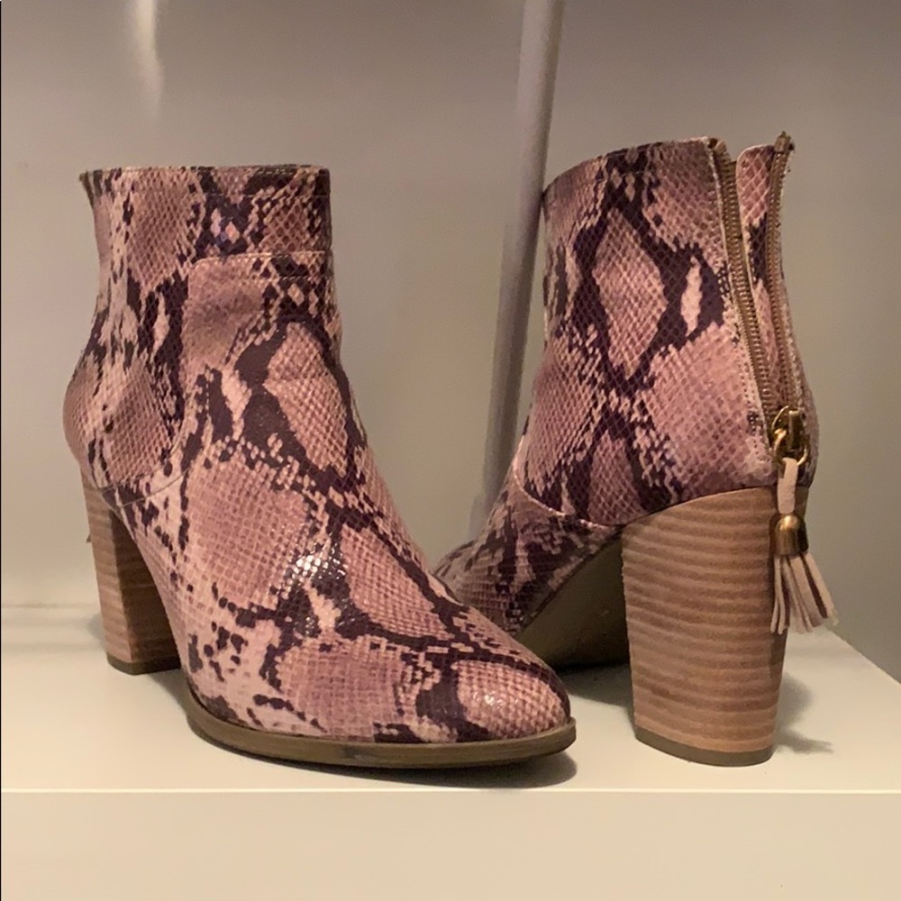 Like new Anne Klein booties